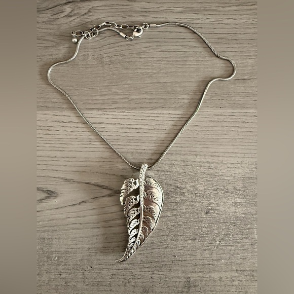 Jewelry - Elegant Silver Leaf Pendant Necklace with zirconia stones